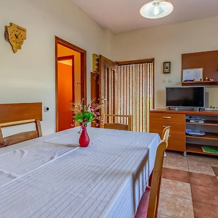 Holiday home Stunning In With Kitchen