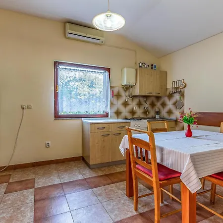 Holiday home Stunning In With Kitchen Banjole