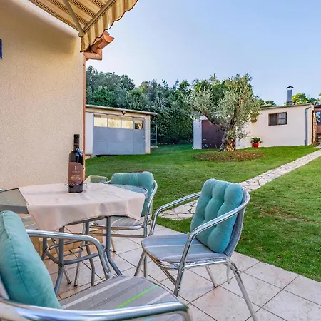 Holiday home Stunning In With Kitchen